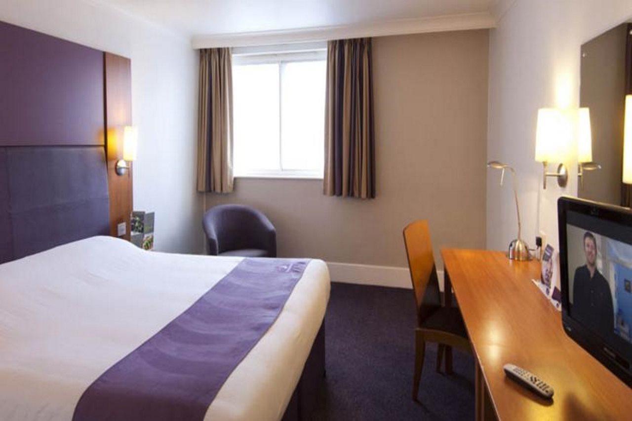 Premier Inn Godalming Exterior photo