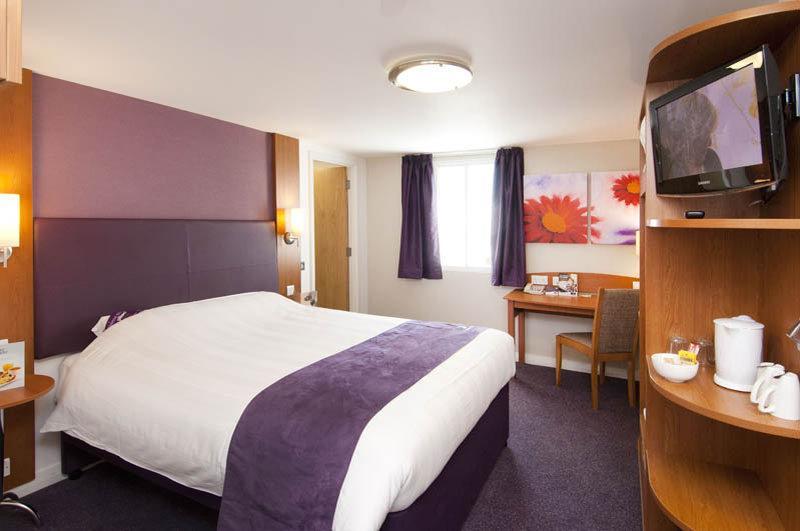 Premier Inn Godalming Exterior photo