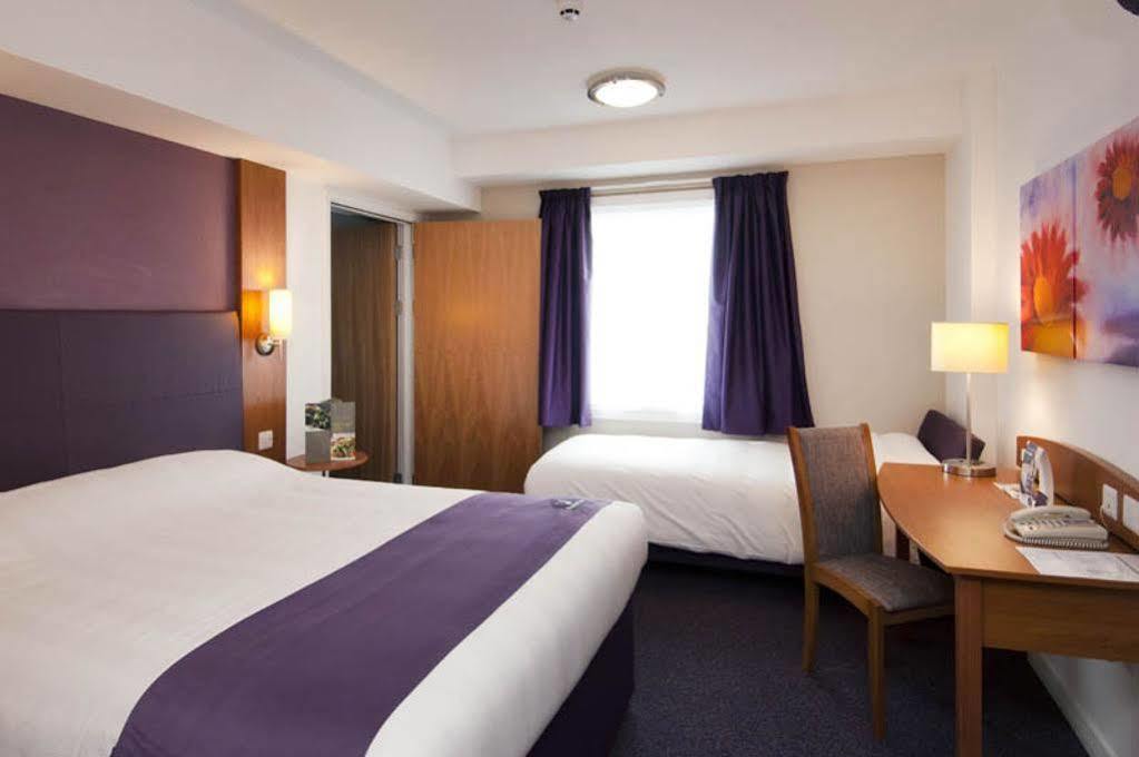 Premier Inn Godalming Exterior photo