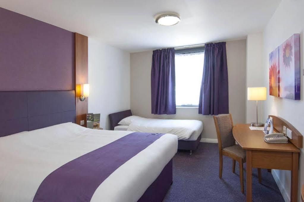 Premier Inn Godalming Exterior photo