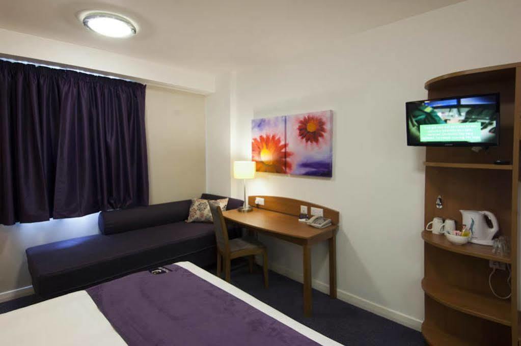 Premier Inn Godalming Exterior photo