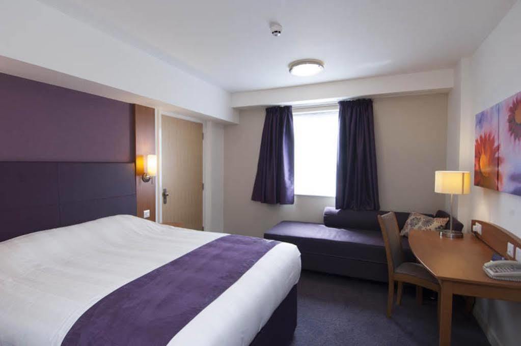 Premier Inn Godalming Exterior photo