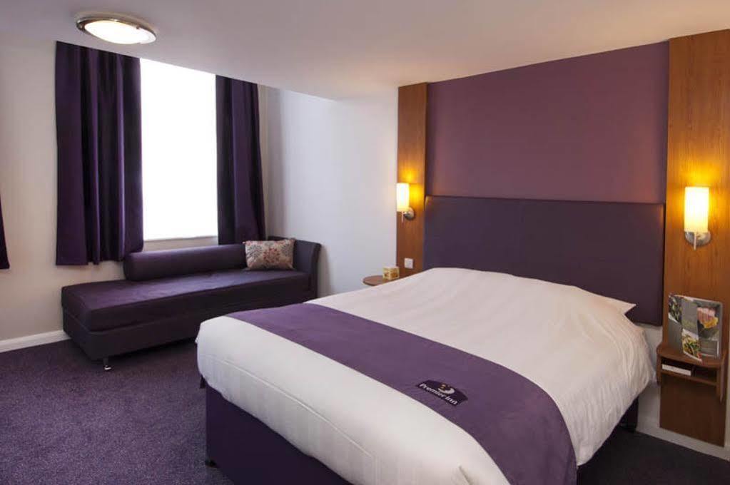 Premier Inn Godalming Exterior photo