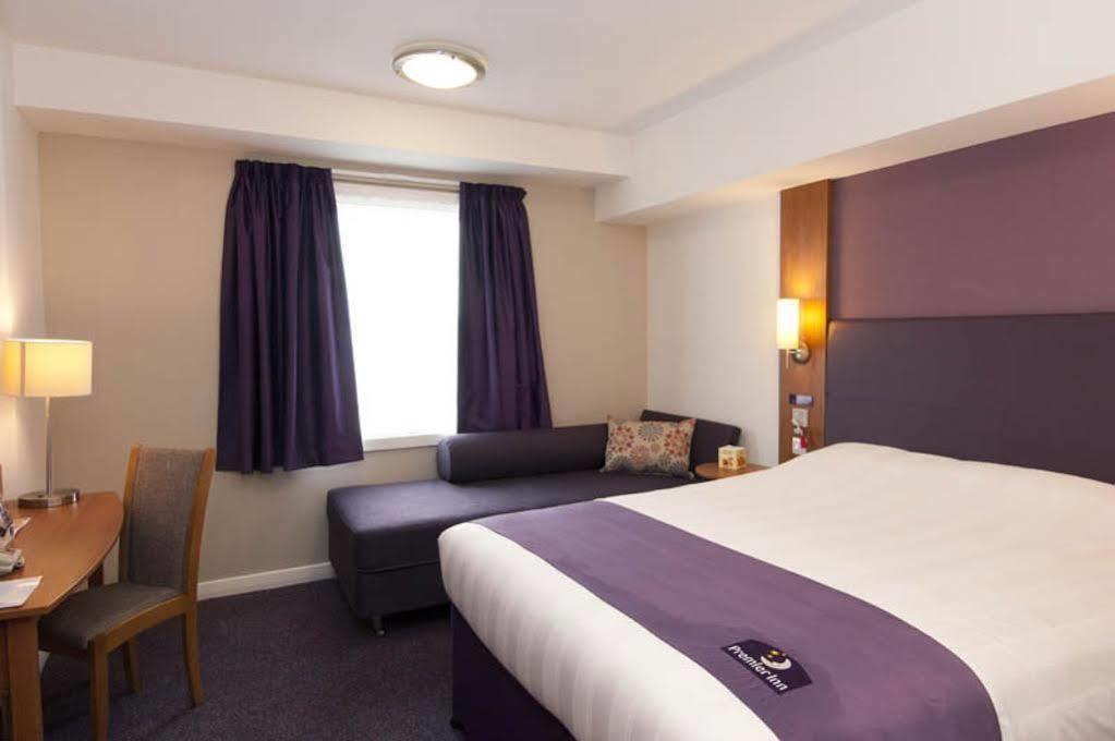 Premier Inn Godalming Exterior photo