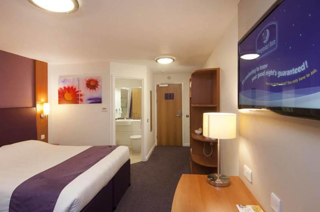 Premier Inn Godalming Exterior photo